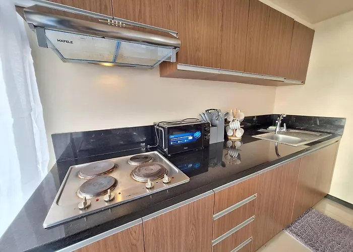 2br Large -93sqm -12pax -pet -free Parking -picc,moa,wtc,ccp Manila