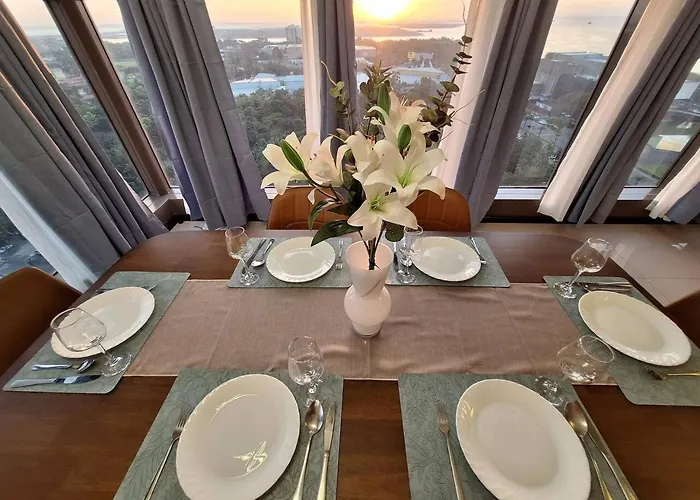 Apartamento 2br Large -93sqm -12pax -pet -free Parking -picc,moa,wtc,ccp Manila